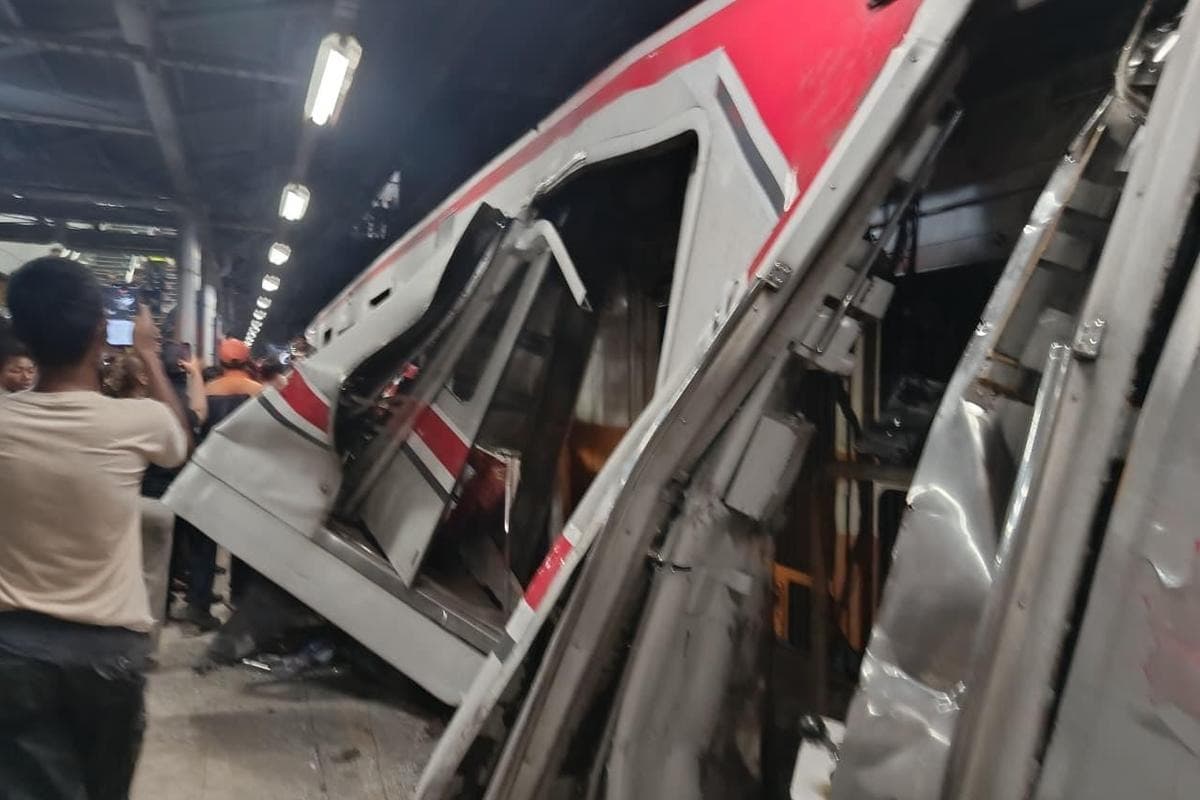 Proses Evakuasi Pasca-Kecelakaan KRL dan KA Argo Bromo Anggrek di Bekasi Timur